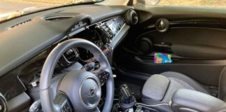 Gezielt ausgebaut: Infotainment- und Navigationssystem im Mini Cooper. Foto: Polizei