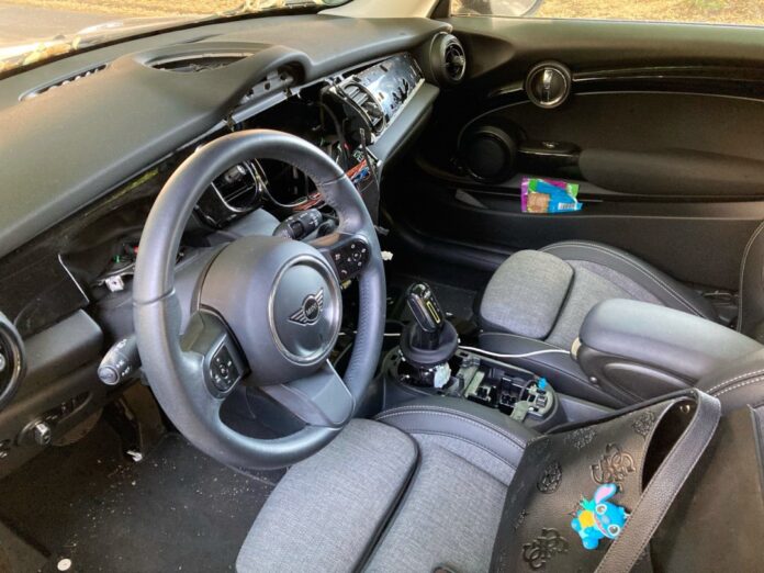 Gezielt ausgebaut: Infotainment- und Navigationssystem im Mini Cooper. Foto: Polizei