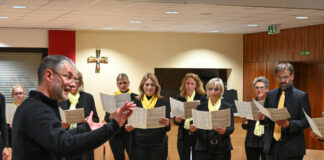 Matthias Roettger leitet den Chor. Foto: Sebastian Sehr