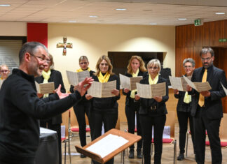 Matthias Roettger leitet den Chor. Foto: Sebastian Sehr