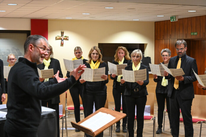 Matthias Roettger leitet den Chor. Foto: Sebastian Sehr