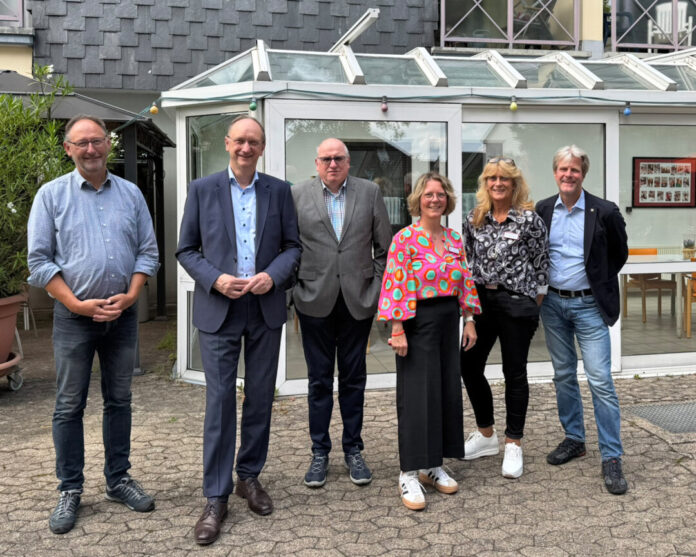 Dr. Wiener zu Besuch im Caritas Altenstift Vor Ort in Mettmann: Waldemar Madeia, Klaus Wiener, Hans-Werner Wolff, Veronika Engel, Claudia Rademacher und Ralph Baumgarten. Foto: Caritas