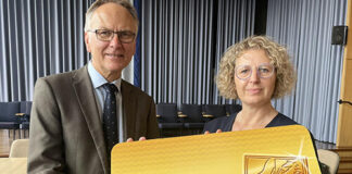 Bürgermeisterin Sandra Pietschmann mit Andreas Kersting, Referatsleiter "Bürgerschaftliches Engagement" bei der Staatskanzlei NRW. Foto: Kreisstadt Mettmann