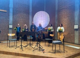 Gesa Wulfhorst, Susan Doering, Manfred Sander, Dieter Wulfhorst, Annelie Kraft und Silke Moor auf der Bühne. Foto: privat