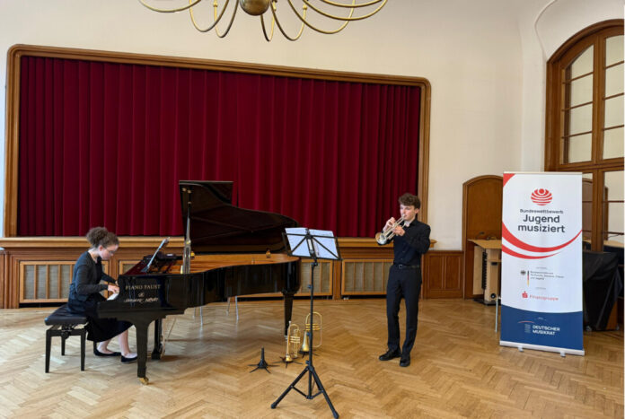 Sophia und Jonas Amelingmeyer belegten beim Bundeswettbewerb „Jugend musiziert“ in Wuppertal den zweiten Platz. Foto: Stadt Erkrath