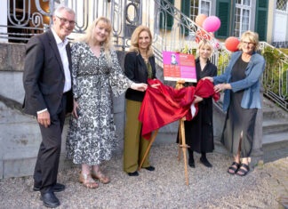 Klaus Konrad Pesch (Bürgermeister), Nadine Mauch (Gleichstellungsbeauftragte), Ulrike Lubek (Direktorin LVR), Petia Genkova (Vorstand FrauenRat NRW), Claudia Gottfried (Museumsleitung). Foto: LVR ZMB/Annette Hiller