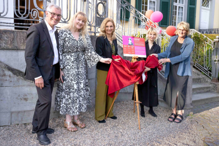 Klaus Konrad Pesch (Bürgermeister), Nadine Mauch (Gleichstellungsbeauftragte), Ulrike Lubek (Direktorin LVR), Petia Genkova (Vorstand FrauenRat NRW), Claudia Gottfried (Museumsleitung). Foto: LVR ZMB/Annette Hiller