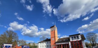 Heute noch im Asphaltkleid, bald schon wieder Strand. Der Höseler Fei(u)erwehrplatz, Bild: Alexander Heinz
