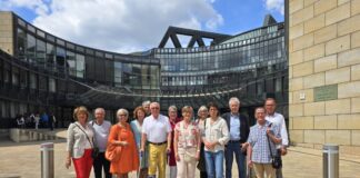 Mitglieder und Freunde ehrenamtlichen Engagements. Miteinander Freiwilligenbörse Ratingen e.V. vor dem Landtag , Bild: Alexander Heinz