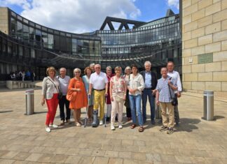 Mitglieder und Freunde ehrenamtlichen Engagements. Miteinander Freiwilligenbörse Ratingen e.V. vor dem Landtag , Bild: Alexander Heinz