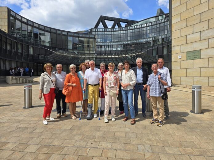 FWB Landtag Mitglieder und Freunde ehrenamtlichen Engagements. Miteinander Freiwilligenbörse Ratingen e.V. vor dem Landtag , Bild: Alexander Heinz