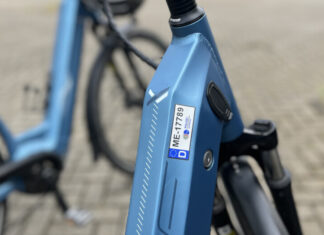 Im Rahmen der Aktion "BlockiT" bekommen die Räder einen besonders widerstandsfähigen Aufkleber, der sich nur schwer entfernen lässt. Jedes codierte Fahrrad wird über eine Identifikationsnummer in einer Datenbank erfasst und kann jederzeit seiner Eigentümerin oder seinem Eigentümer zugeordnet werden. Foto: Polizei
