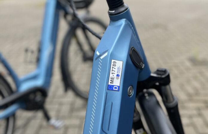 Symbolfoto Im Rahmen der Aktion "BlockiT" bekommen die Räder einen besonders widerstandsfähigen Aufkleber, der sich nur schwer entfernen lässt. Jedes codierte Fahrrad wird über eine Identifikationsnummer in einer Datenbank erfasst und kann jederzeit seiner Eigentümerin oder seinem Eigentümer zugeordnet werden. Foto: Polizei