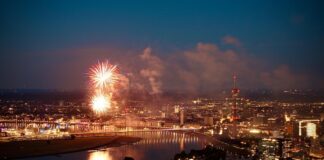 Blick auf das Feuerwerk in Düsseldorf, Bild: Nestocom