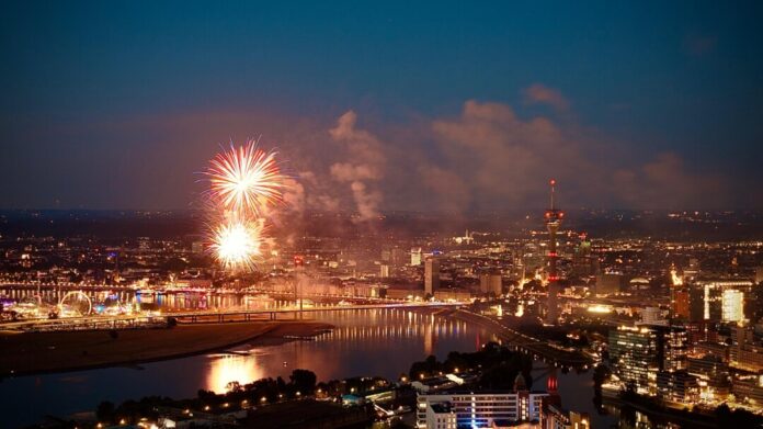 Blick auf das Feuerwerk in Düsseldorf, Bild: Nestocom