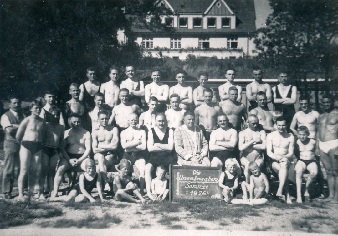 Die Schwimmergruppe "Die Unentwegten" im Freibad im Stadtwald. Foto: Stadtarchiv Mettmann