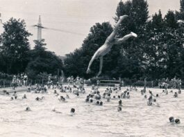 Hochbetrieb im Freibad. Foto: Stadtarchiv Mettmann