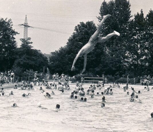 Hochbetrieb im Freibad. Foto: Stadtarchiv Mettmann