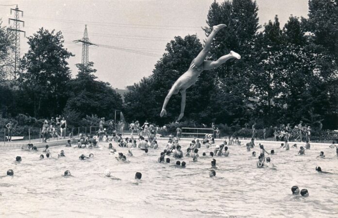 Hochbetrieb im Freibad. Foto: Stadtarchiv Mettmann