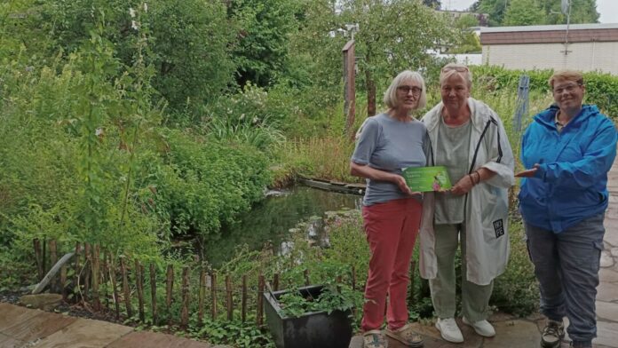 Elke Seipp, Siglinde Ottenjann und Nicole Schürmann bei der Übergabe der Plakette. Foto: Stadtmarketing Heiligenhaus
