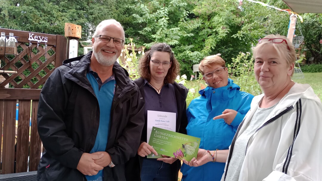 Freude auch bei der zweite Übergabe: André Saar, Silvia Kuna, Nicole Schürmann und Siglinde Ottenjann. Foto: Stadtmarketing 