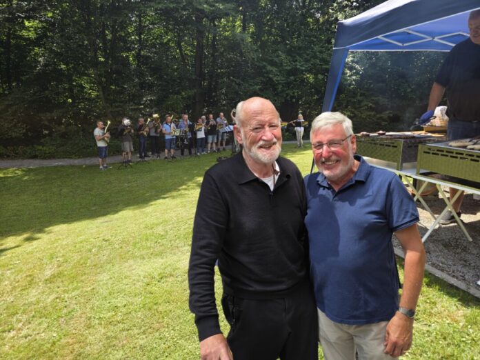 Geschw Gerhard 1 Wolfgang Diedrich und Karl Heinz Schreiber, im Hintergrund das Oberschlesische Orchester, Bild: Alexander Heinz