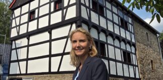 Bürgermeisterin Bettina Warnecke vor ihrem Lieblingsdenkmal: Haus am Quall in Haan-Gruiten. Foto: Sonja Kunders/Stadt Haan