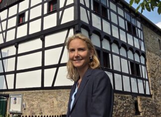 Bürgermeisterin Bettina Warnecke vor ihrem Lieblingsdenkmal: Haus am Quall in Haan-Gruiten. Foto: Sonja Kunders/Stadt Haan