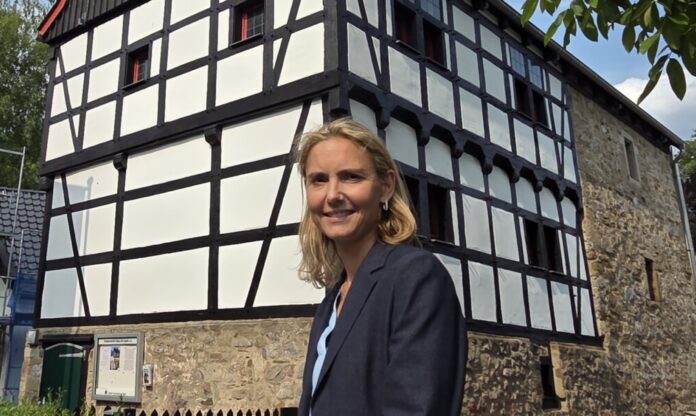 Haan Bürgermeisterin Bettina Warnecke vor ihrem Lieblingsdenkmal: Haus am Quall in Haan-Gruiten. Foto: Sonja Kunders/Stadt Haan