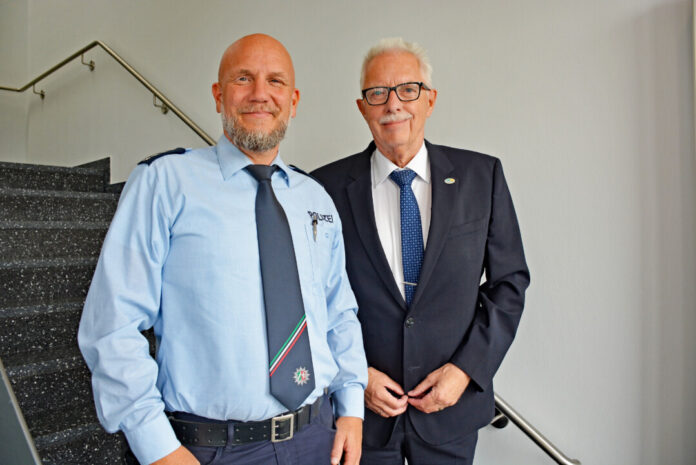 Markus Haas wurde nun von Landrat Thomas Hendele als neuer Leiter der Woche in Monheim am Rhein vorgestellt. Foto: Polizei Markus Haas wurde nun von Landrat Thomas Hendele als neuer Leiter der Woche in Monheim am Rhein vorgestellt. Foto: Polizei
