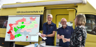 Heinz-Theo van Wickeren und Harald Gülzow beraten eine Brunnenbesitzerin mit Nitratkarte NRW des VSR-Gewässerchutz. Foto: VSR-Gewässerschutz