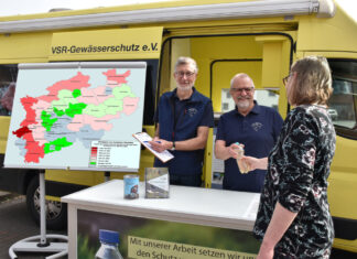 Heinz-Theo van Wickeren und Harald Gülzow beraten eine Brunnenbesitzerin mit Nitratkarte NRW des VSR-Gewässerchutz. Foto: VSR-Gewässerschutz