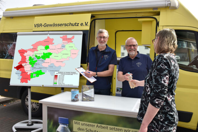 Heinz-Theo van Wickeren und Harald Gülzow beraten eine Brunnenbesitzerin mit Nitratkarte NRW des VSR-Gewässerchutz. Foto: VSR-Gewässerschutz