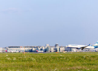 Hochbetrieb im Sommer – der Flughafen Düsseldorf erwartet über 23.000 Starts und Landungen in den Ferien. Foto: Flughafen Düsseldorf / Andreas Wiese