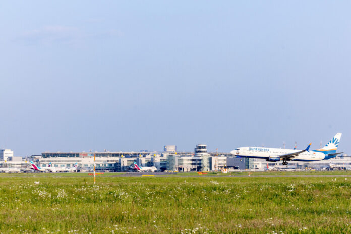 Hochbetrieb im Sommer – der Flughafen Düsseldorf erwartet über 23.000 Starts und Landungen in den Ferien. Foto: Flughafen Düsseldorf / Andreas Wiese