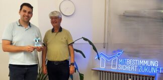 Stellvertretender Betriebsratsvorsitzender Christian Rasper erhält die Auszeichnung von Norbert Kluge, ehemaliger Geschäftsführer der Hans-Böckler-Stiftung. Foto: DGB