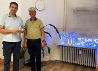 Stellvertretender Betriebsratsvorsitzender Christian Rasper erhält die Auszeichnung von Norbert Kluge, ehemaliger Geschäftsführer der Hans-Böckler-Stiftung. Foto: DGB