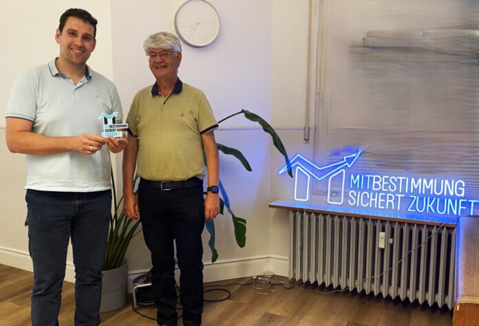 Stellvertretender Betriebsratsvorsitzender Christian Rasper erhält die Auszeichnung von Norbert Kluge, ehemaliger Geschäftsführer der Hans-Böckler-Stiftung. Foto: DGB