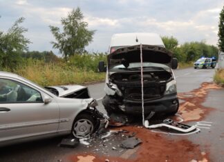 Hoher Sachschaden bei Kollision in Haan-Gruiten. Foto: Polizei
