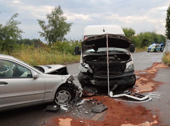Hoher Sachschaden bei Kollision in Haan-Gruiten. Foto: Polizei
