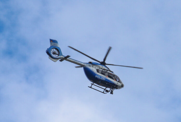 Unter anderem aus der Luft fahndete die Polizei nach den Tätern. Foto: Volkmann