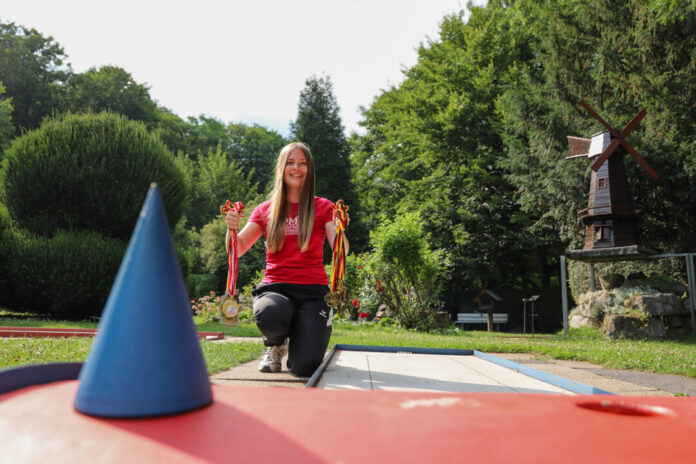 Johanna Winterhoff aus Velbert sammelt fleißig Medaillen in ihrer Lieblingssportart. Foto: Volkmann