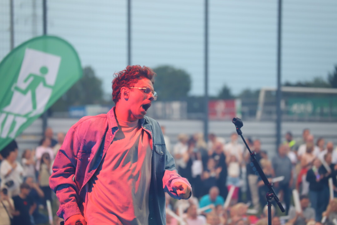 Tim Kamrads Energie sprang förmlich auf das Publikum über. Foto: Volkmann