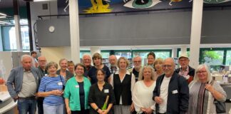In der Bibliothek ist eine neue Anlaufstelle für Seniorinnen und Senioren eröffnet worden. Bürgermeisterin Sandra Pietschmann und Sozialamtsleiterin Anja Karp dankten den ehrenamtlichen Helferinnen und Helfern "für ihr großartiges Engagement". Foto: Kreisstadt Mettmann