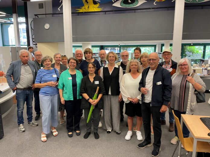 In der Bibliothek ist eine neue Anlaufstelle für Seniorinnen und Senioren eröffnet worden. Bürgermeisterin Sandra Pietschmann und Sozialamtsleiterin Anja Karp dankten den ehrenamtlichen Helferinnen und Helfern "für ihr großartiges Engagement". Foto: Kreisstadt Mettmann
