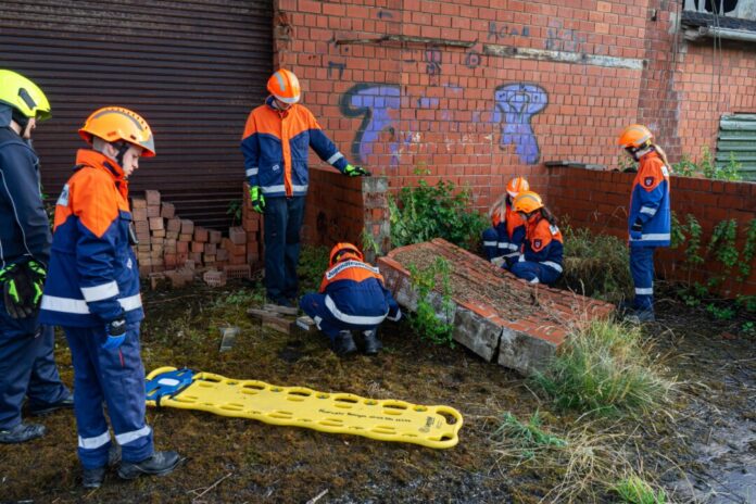 In verschiedenen Einsatzabschnitten übten die jungen Feuerwehrleute ihre rettenden Handgriffe. Foto: FW Ratingen In verschiedenen Einsatzabschnitten übten die jungen Feuerwehrleute ihre rettenden Handgriffe. Foto: FW Ratingen