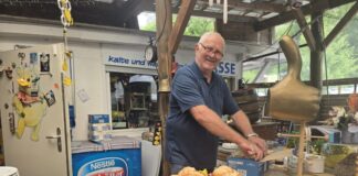 Wo der Jong schon als Junge war. Am Blauen See beim traditionellen Frikadellen und Mettbrötchen. Für Vegetarier gab es frisch gezapftes Bier, Bild: Alexander Heinz