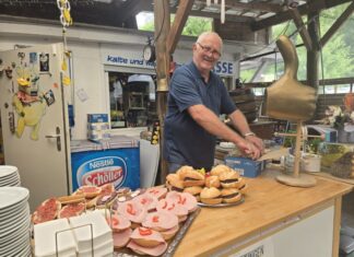 Wo der Jong schon als Junge war. Am Blauen See beim traditionellen Frikadellen und Mettbrötchen. Für Vegetarier gab es frisch gezapftes Bier, Bild: Alexander Heinz