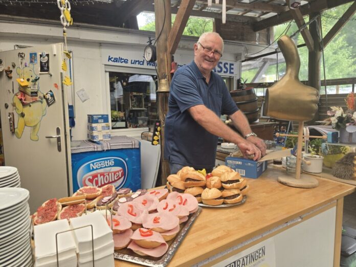 Jonges Wanderung Wo der Jong schon als Junge war. Am Blauen See beim traditionellen Frikadellen und Mettbrötchen. Für Vegetarier gab es frisch gezapftes Bier, Bild: Alexander Heinz
