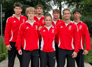Zwei junge Wülfrather stehen bei einem internationalen Turnier auf der Matte: Konstantin (oben, 2. v.l.) und Roman (oben, 3. v.l.) Distel - hier mit dem gesamten Team. Foto: DJB/NWJV